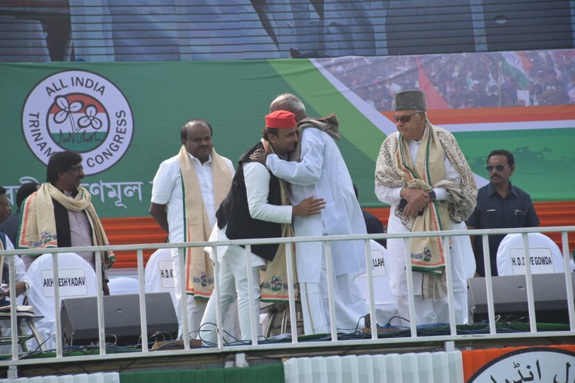 সভায় এইচ ডি দেবেগৌড়ার সঙ্গে অখিলেশ যাদব (Photo: Sujit Nath, News18)