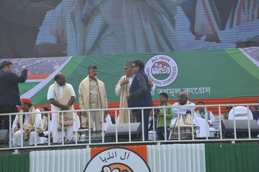 সভায় শত্রুঘ্ন সিনহা, এন. চন্দ্রবাবু নাইডু, ফারুক আবদুল্লা (Photo: Sujit Nath, News18)