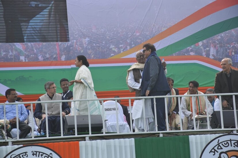 ব্রিগেডের সমাবেশে এসে  পৌঁছলেন  শত্রুঘ্ন সিনহা (Photo: Sujit Nath, News18)