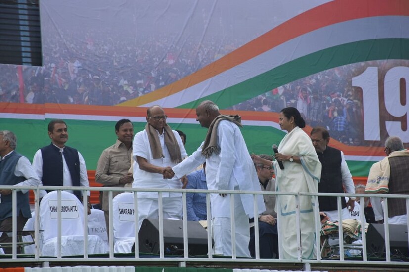 সভায় এইচ ডি দেবেগৌড়া আর শরদ পাওয়ার (Photo: Sujit Nath, News18)