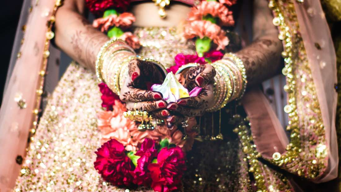 • রূপান্তরিত পুরুষটির বাড়ি থেকে স্বীকার করলেও এই বিয়ে মেনে নেননি মেয়েটির পরিবার ৷ বিয়ের কয়েক মাস পরে তাই বাড়ির অনুমতি নিতে হরিয়ানায় ফিরে আসেন স্ত্রী ৷ • রূপান্তরিত পুরুষটির বাড়ি থেকে স্বীকার করলেও এই বিয়ে মেনে নেননি মেয়েটির পরিবার ৷ বিয়ের কয়েক মাস পরে তাই বাড়ির অনুমতি নিতে হরিয়ানায় ফিরে আসেন স্ত্রী ৷