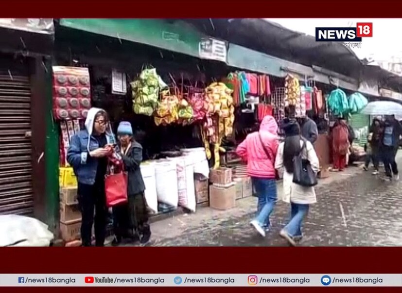 হালকা তুষারপাতে আনন্দে মেতেছে পর্যটকরা ৷ বরফে ঢেকে রয়েছে সান্দাকফু এবং ফালুট-সহ সিকিমের উঁচু এলাকাগুলিতেও ভারী তুষারপাত চলবে বলে জানিয়েছে আবহাওয়া দফতর ৷ 