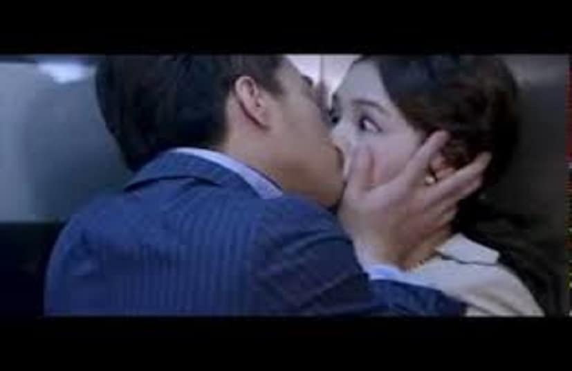 তবে, জোর করে চুমু খেতে গেলে ঠিক তার উল্টো প্রতিক্রিয়া দেখায় মস্তিষ্ক।  Photo Source: Collected