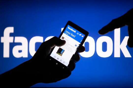 ৯ থেকে ১০ ঘণ্টার পর স্বাভাবিক হল Facebook, Instagram আর WhatsApp পরিষেবা। বুধবার সন্ধ্যা ৮টার পর থেকে সমস্যা শুরু হয়েছিল এই সোশ্যাল মিডিয়া প্ল্যাটফর্মগুলির।