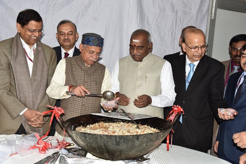 অসুস্থ হয়ে পড়ায় আপাতত মার্কিন মুলুকে আছেন কেন্দ্রীয় অর্থমন্ত্রী অরুণ জেটলি। এই অনুষ্ঠানে হাজির ছিলেন, অর্থ সচিব এ এন ঝা, অর্থ বিষয়ক দপ্তরের সচিব সুভাষচন্দ্র গার্গ, রাজস্ব সচিব অজয়ভূষণ পান্ডের মতো আধিকারিকরা। (Image: Ministry of Finance)