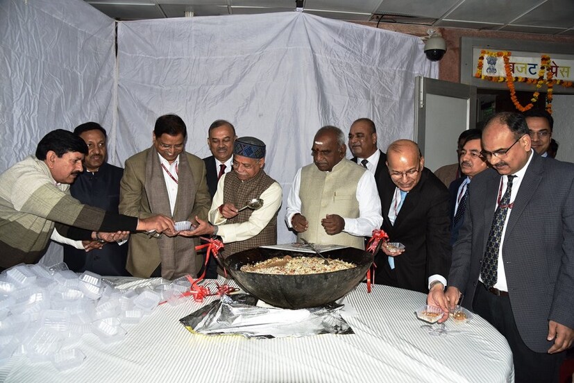 হালুয়া বিতরণ করেন মন্ত্রী শিবপ্রতাপ শুক্লা এবং পি রাধাকৃষ্ণন। (Image: Ministry of Finance)