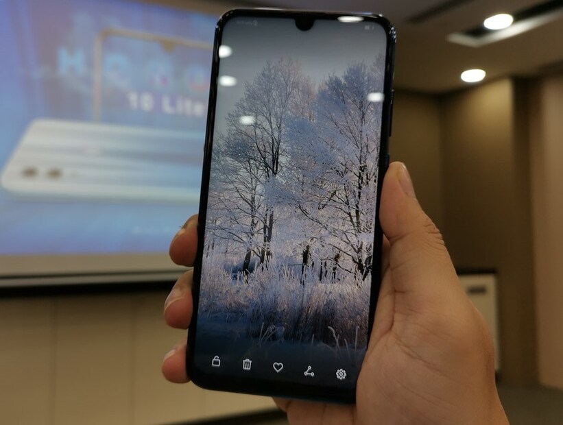 Honor 10 Lite এর ভিতরে থাকবে 3400 mAh ব্যাটারি। (Photo collected)
