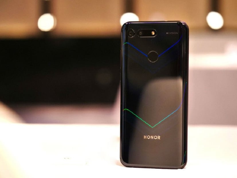 6GB RAM আর 128GB স্টোরেজে Honor View 20 ফোনের দাম 37,999 টাকা।  8GB RAM+128GB স্টোরেজে ফোনের দাম  45,999 টাকা (Photo collected)
