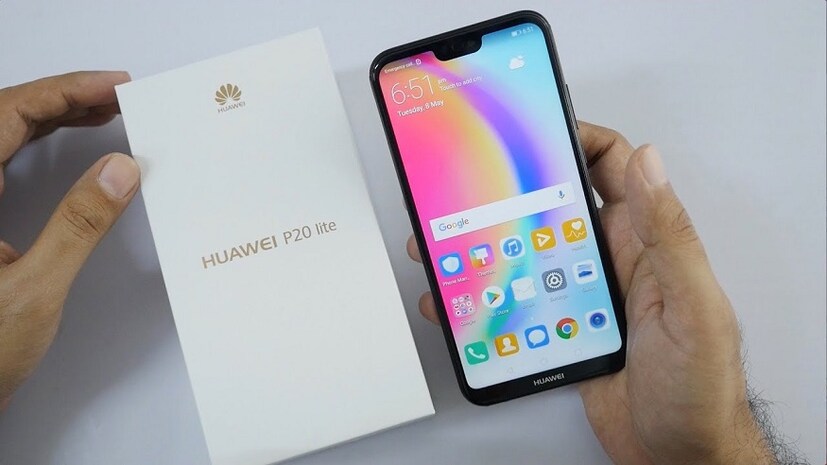 এই সেলে 19,999 টাকার Huawei P20 Lite পাওয়া যাবে মাত্র 12,999 টাকায়। এই ফোনে রয়েছে 5.84 ইঞ্চি FHD+ ডিসপ্লে Kirin 659 চিপসেট আর আর ডুয়াল ক্যামেরা। ফোনের সামনে রয়েছে 24 মেগাপিক্সেল সেলফি ক্যামেরা।  (Photo collected)