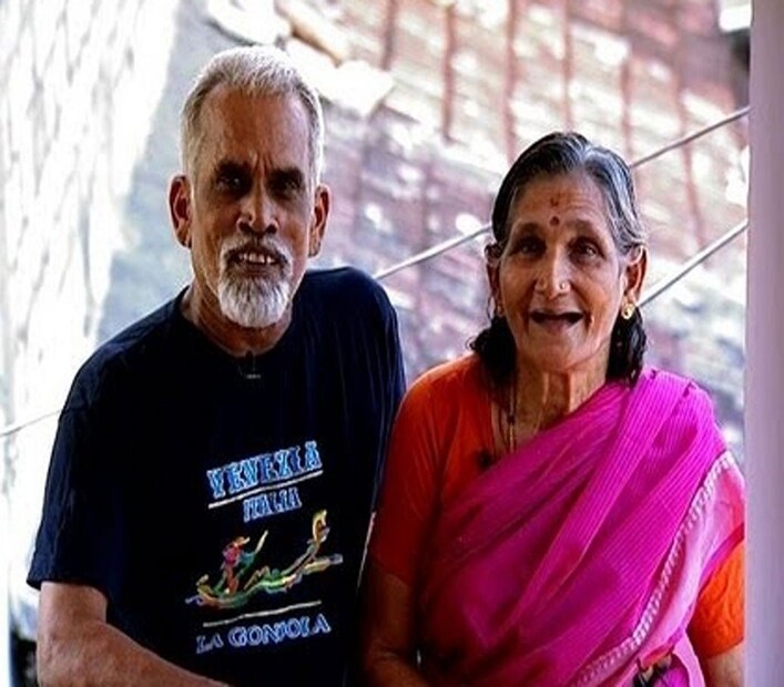 বিজয়ন, মোহনা, দুজনেরই বেরাতে যাওয়া নেশা! সেই ছোট থেকেই ইচ্ছে ছিল দেশ ভ্রমণের! এই ছোট্ট চায়ের দোকান থেকেই সেই ইচ্ছে আকাশে ডানা মেলে। দেখতে দেখতে দোকানের বয়স ৫০ পেরিয়েছে, মোহনা, বিজয়নেরও ইতিমধ্যে ২৩টি দেশ ঘোরা হয়ে গিয়েছে।  Photo Source: Collected