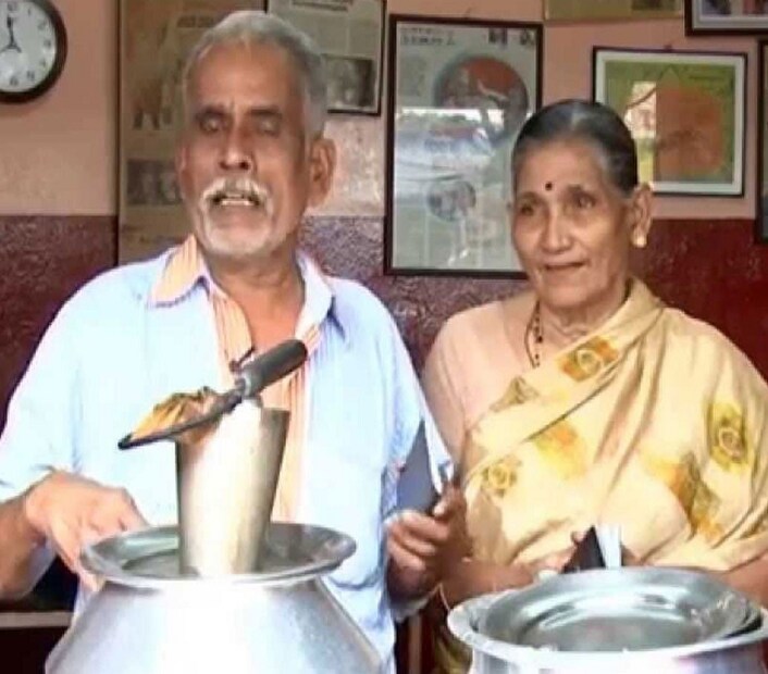  কিন্তু যদি শোনেন শুধুমাত্র চা বিক্রি করেও বিদেশ চষে ফেলা সম্ভব! নিশ্চয় ভাববেন, পাগলের প্রলাপ! কিন্তু তা নয়! বাস্তবেই এমনটা ঘটেছে। একটা ছোট্ট চায়ের দোকান চালিয়েই বিদেশের একাধিক জায়গায় ঘুরে বেরিয়েছেন এই দম্পতি!  Photo Source: Collected