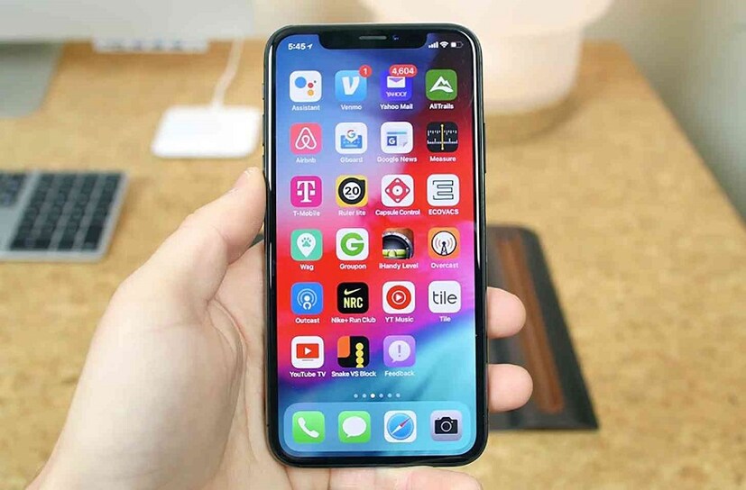 বাজারে নিজেদের প্রাসঙ্গিক করে তুলতে iPhone XR মডেলের দাম অনেকটাই কমাতে চলেছে Apple। ইতিমধ্যেই বড় রিটেলাররা একাধিক iPhone মডেলে বিপুল ডিসকাউন্ট দিতে শুরু করছে। (Photo collected)