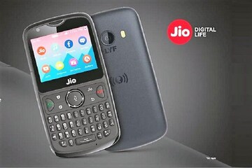ধামাকা অফার ! মাত্র ১৪১ টাকায় বাড়ি নিয়ে আসুন JioPhone 2