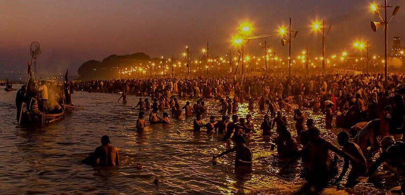 কুম্ভ মেলার শেষ স্নান হয় মহাশিবরাত্রির দিন।  এই দিন সমস্ত স্নানযাত্রী শেষ সন্না করে, নিজেদের বাড়ি ফিরে যায়। (Photo collected)