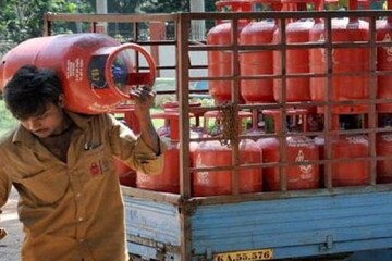 নতুন বছরের উপহার ! অনেকটা দাম কমল LPG সিলিন্ডারের