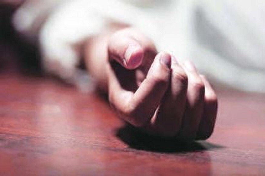 মহিলার সঙ্গে ছিলেন তাঁর স্বামী ৷ ঘটনাটি হচ্ছে দেখে তিনি দুষ্কৃতীদের বাধা দিতে গেলে তাঁকেও পেটানো হয়েছে বলে থানায় অভিযোগ দায়ের করা হয়েছে ৷ News 18 Creative মহিলার সঙ্গে ছিলেন তাঁর স্বামী ৷ ঘটনাটি হচ্ছে দেখে তিনি দুষ্কৃতীদের বাধা দিতে গেলে তাঁকেও পেটানো হয়েছে বলে থানায় অভিযোগ দায়ের করা হয়েছে ৷ News 18 Creative