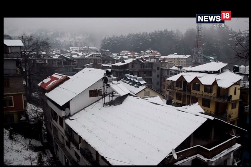মানালিতে চলছে লাগাতার তুষারপাত ৷ সাদা পুরু বরফে ঢেকে গিয়েছে হিমাচল প্রদেশের মানালি এবং ডালহৌসি ৷ গত বেশ কয়েকদিন ধরেই চলছে তুষারপাত ৷ তবে, মঙ্গলবার সকাল থেকে শুরু হয়েছে প্রবল তুষারপাত ৷ 