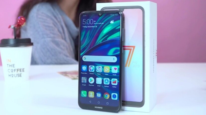 6 জানুয়ারির আগে এই ফোন কিনলে একটি Bluetooth স্পিকার সম্পূর্ণ বিনামূল্যে পাওয়া যাবে। দুটি আলাদা রঙে পাওয়া যাবে এই স্মার্টফোন। (Photo collected)