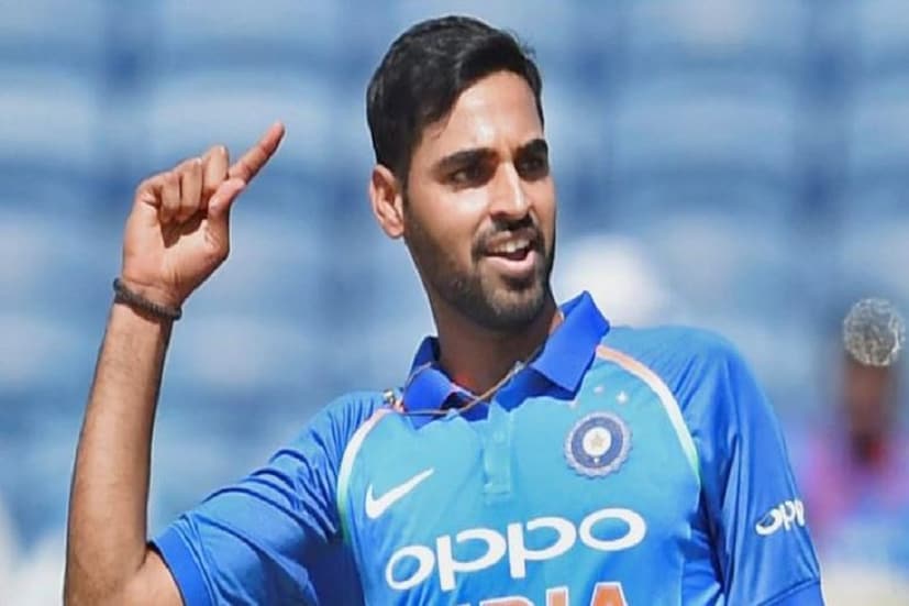 সিডনিতে ভুবনেশ্বর কুমার বুঝিয়ে দিলেন যে টেস্ট সিরিজে দলে সুযোগ না পেলেও বসে থাকেননি তিনি৷ তিনি পেলেন দুটি উইকেট পাশাপাশি অজি ক্রিকেটারদের নাচালেনও ৷ এদিন ১০ ওভারে ৬৬ রান দিয়ে তুলে নেন ওপেনার ও অধিনায়ক ফিঞ্চ ও হ্যান্ডসকম্বের উইকেট ৷  Photo- PTI 