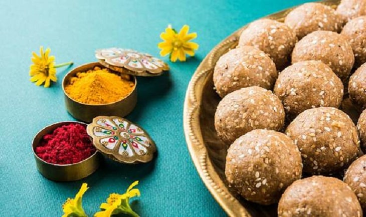 মকর সংক্রান্তির দিন দূর যাত্রা করা শুভ নয় বলে মনে করা হয়। কোথাও গেলেও কিন্তু নিজের বাড়িতে ফিরে আসা উচিত। কথিত আছে প্রাচীনকালে এক মুনি নিজের বাড়ি থেকে ওই দিন যাত্রা শুরু করেন এবং তিনি আর কোনও দিন ফিরে আসেননি। তারপর থেকেই এই যাত্রা না করার প্রচলন। প্রাচীন রীতি যতই থাকুক না কেন, আসলে এই দিনটিতে যাতে সকলে মিলে একসঙ্গে আনন্দ করা যায় সম্ভবত সেই কারণেই এই নিয়মটি পালন করা হয়। মকর সংক্রান্তির দিন দূর যাত্রা করা শুভ নয় বলে মনে করা হয়। কোথাও গেলেও কিন্তু নিজের বাড়িতে ফিরে আসা উচিত। কথিত আছে প্রাচীনকালে এক মুনি নিজের বাড়ি থেকে ওই দিন যাত্রা শুরু করেন এবং তিনি আর কোনও দিন ফিরে আসেননি। তারপর থেকেই এই যাত্রা না করার প্রচলন। প্রাচীন রীতি যতই থাকুক না কেন, আসলে এই দিনটিতে যাতে সকলে মিলে একসঙ্গে আনন্দ করা যায় সম্ভবত সেই কারণেই এই নিয়মটি পালন করা হয়।
