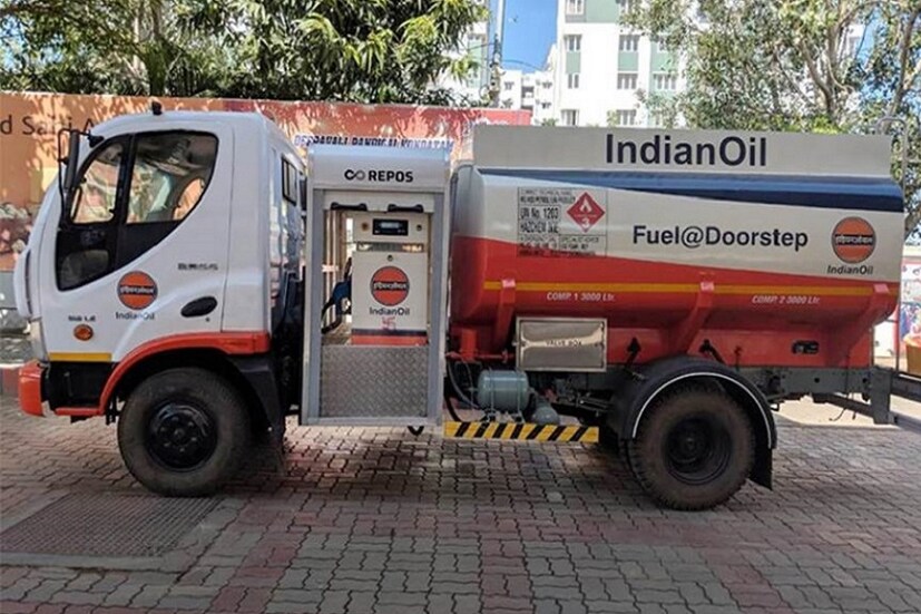 স্মার্টফোন হাতে থাকলে কী না হয় আজকাল ৷ খিদে পাচ্ছে, খাবার আপনার দোড়গোড়ায় ৷ নতুন জামা চাই, তাও চলে আসবে আপনার বাড়ির দরজায় ৷ হলুদ ট্যাক্সি না পেলে, মোবাইল খুলে অ্যাপ ক্যাব ! ব্যস, টুক করে আপনার সামনে ট্যাক্সি এসে হাজির ৷ তবে এই সব এখন বেশ পুরনো ৷ কারণ, এবার গাড়ির তেল পৌঁছে যাবে আপনার বাড়িতেই !