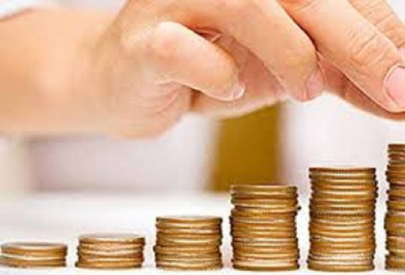EPFO-র সুদের কোনও বদল করলে এর প্রভাব পড়তে চলেছে প্রায় 6 কোটি অ্যাকাউন্ট হোল্ডারের উপরে ৷ বর্তমানে EPFO-র সুদের হার 8৷55 শতাংশ ৷ সুদের হারে বদল আনার জন্য রিভিউ কমিটিও তৈরি করা হয়েছিল ৷ এই বৈঠকের পরই সিদ্ধান্ত নেওয়া হবে ৷