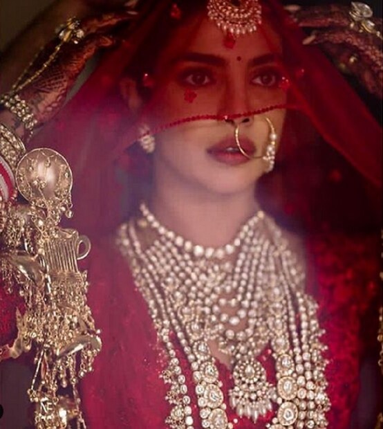 বিয়ে, রিসেপশন, হনিমুন সবই শেষ৷ কিন্তু ভক্তদের তাদের বিয়ের কয়েকটি মাত্র ছবি দেখেই সন্তুষ্ট থাকতে হয়েছিল৷অবশেষে এতদিন পর সামনে এল নিক-প্রিয়াঙ্কার বিয়ের নতুন সব ছবি৷