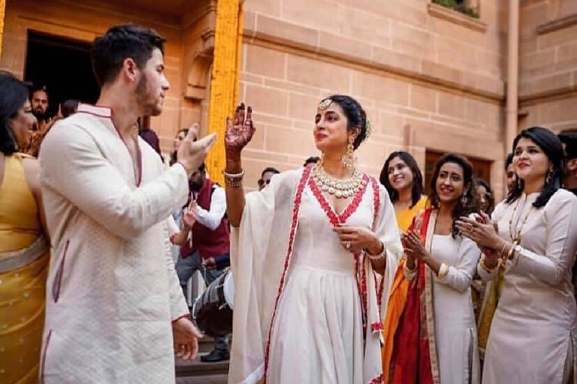 হিন্দু রীতির বিয়ের আগে যোধপুরের উমেদ ভবনেই অনুষ্ঠিত হয় নিক-প্রিয়াঙ্কার হলদি৷ একসঙ্গে দুজনের গায়ে লাগে হলুদ৷ দুজনের সাদা পোশাকও ছিল একে অপরের সঙ্গে মিলিয়ে৷