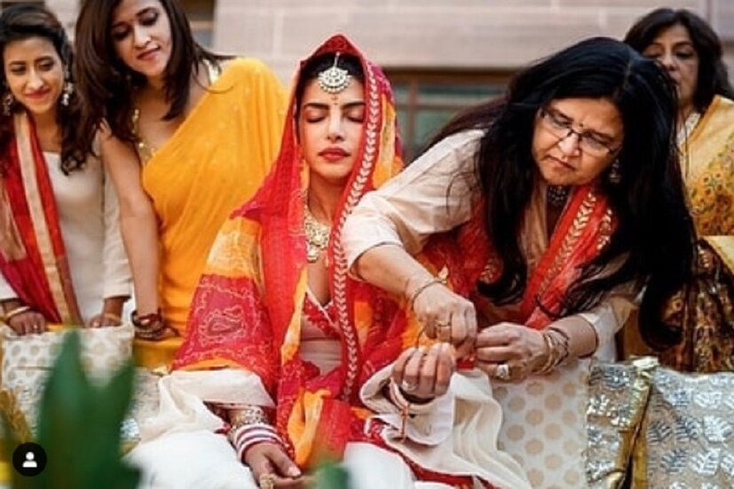 গায়ে হলুদের পর হয় প্রিয়াঙ্কার চুনরি ও চূড়া সেরিমনি৷ লাল-হলুদ ওড়নায় মাথা ঢেকে তার হতে পরানো হয় চূড়া৷ একে একে কলিরে বেঁধে দেন মা. কাকিমারা৷