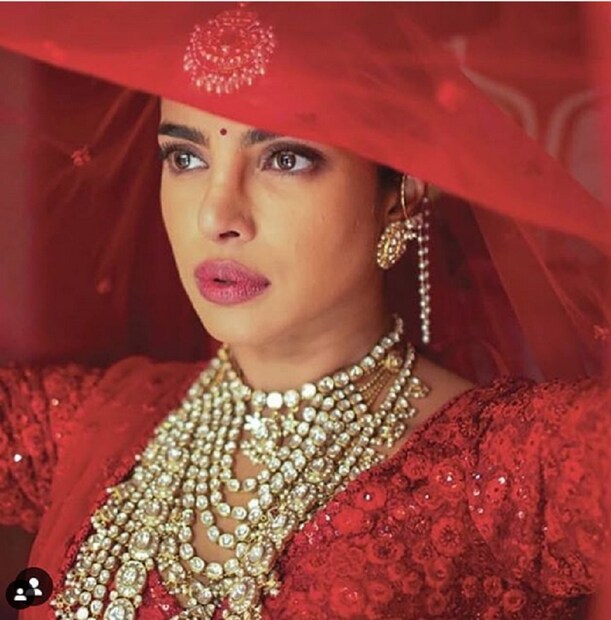 বিয়ের সাজ যতই রাজকীয় হোক, আর ৫ জন ভারতীয় মেয়ের মতোই প্রিয়াঙ্কার হাত ভর্তি মেহন্দি, চূড়া, কলিরায় সেজেই ২ ডিসেম্বর যোধপুরের উমেদ ভবনে বিয়ের পিঁড়িতে বসেছিলেন প্রিয়াঙ্কা৷