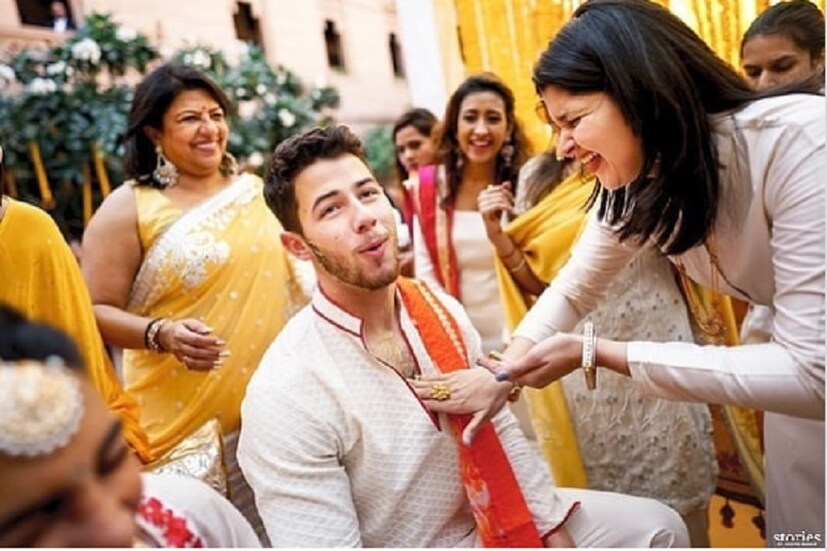 এদিনও নিকও যেন হয়ে উঠেছিলেন খাঁটি ভারতীয় জামাই৷ লাল বর্ডার অফ হোয়াইট কুর্তা-পাজামার সঙ্গে লাল ওড়নায় সেজে হলুদ মেখেছেন ভাল ছেলের মতোই৷