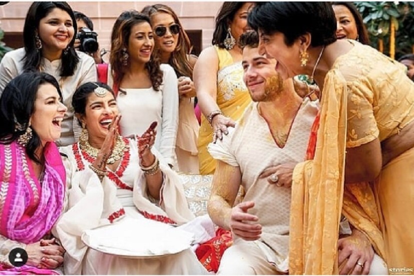 বিয়েতে লাল, মেহেন্দির অনুষ্ঠানে উজ্জ্বল হলুদ পোশাক বেছে নিলেও হলদির দিন প্রিয়াঙ্কা বেছেছিলেন একেবারে হালকা লাল-অফহোয়াইট পোশাক৷ তবে সেই পোশাকও কিন্তু সাধারণ ছিল না৷ লাল পাড়ের অফ হোয়াইট আনারকলিতে প্রিয়াঙ্কা লাগছিসেন দারুণ৷
