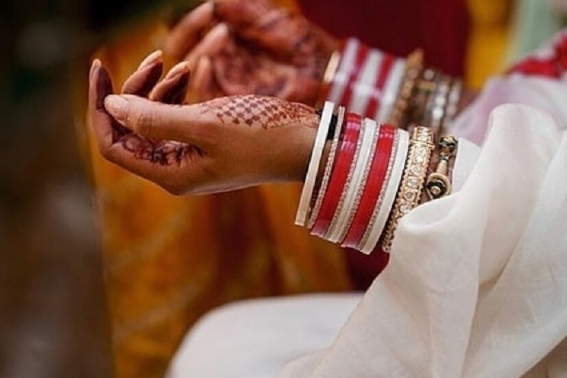 গয়নার মতোই কাস্টমাইজ করে বানানো হয়েছিল প্রিয়াঙ্কার চূড়া এ কলিরাও৷ গোটা কলিরা জুড়ে ছিল নিক-প্রিয়াঙ্কার প্রেম কাহিনি৷ প্যারিসে প্রপোজ করেছিলেন নিক৷ তাই কলিরায় শোভা পেয়েছে আইফেল টাওয়ার৷ দুই ধর্ম মেনে ছিল ক্রস ও ত্রিশূলও৷