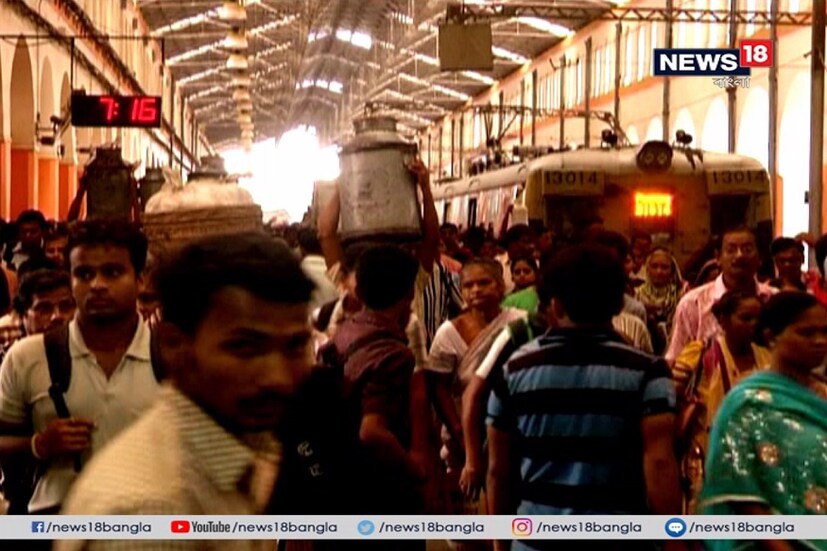 অফিস ফিরতি যাত্রীরা চরম সমস্যায় পড়েছেন এই ঘটনার জেরে ৷ বিভিন্ন স্টেশনে থমকে গিয়েছে ট্রেন ৷ 