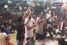 টাকার বৃষ্টি! দেখুন, রাজকোটে একটি জলসায় কী ভাবে উড়ছে টাকা টাকার বৃষ্টি! দেখুন, রাজকোটে একটি জলসায় কী ভাবে উড়ছে টাকা
