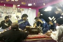 টাকার বৃষ্টি! গান গাইতে গাইতে ডুবে যাচ্ছেন গায়ক, দেখুন ভিডিও টাকার বৃষ্টি! গান গাইতে গাইতে ডুবে যাচ্ছেন গায়ক, দেখুন ভিডিও