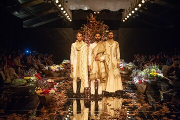 Lakme India Fashion Week: কাশ্মীরি মেয়েদের নিয়ে মঞ্চ মাতালেন উষা সিলাই Lakme India Fashion Week: কাশ্মীরি মেয়েদের নিয়ে মঞ্চ মাতালেন উষা সিলাই