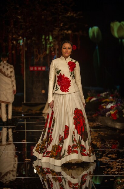 রোহিত বালের গুলদস্তাঁ কালেকশনে মঞ্ছে উঠে এসেছিল এক টুকরো কাশ্মীর৷ তাজা ফুল, শিকারা, চিনার পাতা সবই উঠে এসেছে কালেকশনে৷