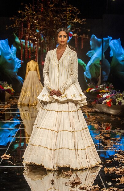 কাশ্মীরি মেয়ে আলিয়া আলি, ফিরদোসা জান, উমিল্লা মঞ্জুল, সামিনা রসুলের হাতের জাদু ফুটে উঠেছে উষা সিলাই, রোহিত বালের কালেকশনে৷