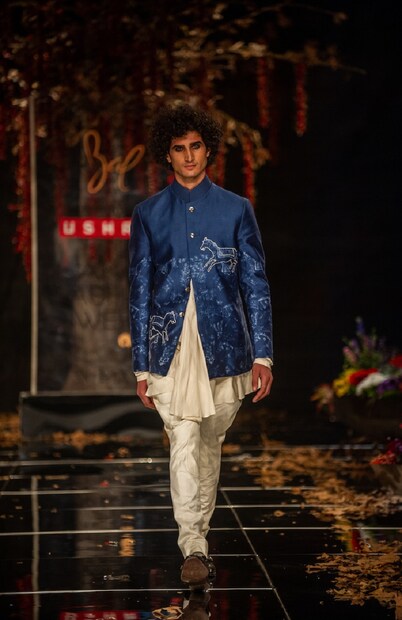 রোহিতের কালেকশনে নজর কেড়েছে পুুরুষদের পোশাক৷ সুতি-সিল্কের মিশেন, সিল্ক অরগাঞ্জা, চান্দেরি, সিল্ক-ভেলভেটের মিশেলে জমে উঠেছিল মঞ্চ৷