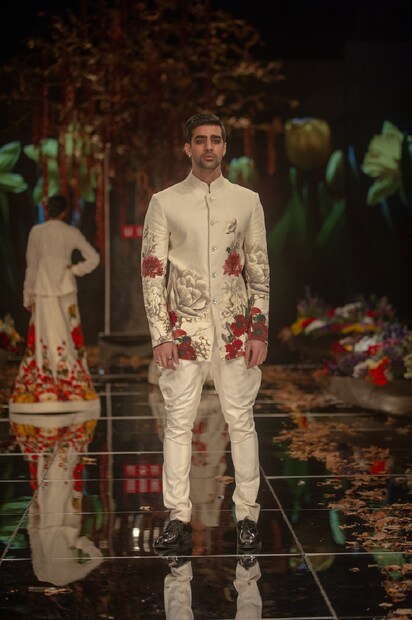 ফ্যাশনের পটভূমি ভূস্বর্গ হওয়ায় রোহিত জোর দিয়েছেন ফুলের ওপর৷ সূর্যমুখী, পপি, টিউলিপ, পিওনি নানা ধরনের ফুলের মোটিফে সেজে উঠেছে রোহিতের কালেকশেন৷