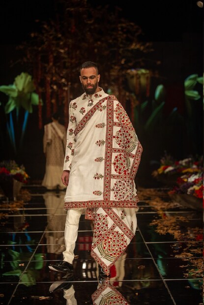 রোহিতের কালেকশন মানে নজর থাকবে খুঁটিনাটির ওপর৷ তাই কালিদার চূড়িদার থেকে শুরু করে কুর্তা, শাল সবই ছিল ইউনিক৷