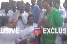 কর্নাটকের প্রাক্তন মুখ্যমন্ত্রী টান দিলেন মহিলার ওড়নায়, ভিডিও ভাইরাল কর্নাটকের প্রাক্তন মুখ্যমন্ত্রী টান দিলেন মহিলার ওড়নায়, ভিডিও ভাইরাল