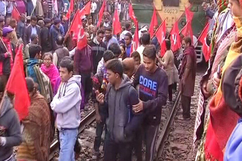 বাম ও কংগ্রেস সমর্থিত ট্রেড ইউনিয়ানগুলির ডাকা বনধে মিশ্র প্রতিক্রিয়া জেলা জুড়ে ৷ এক নজরে সকালবেলায় যা পরিস্থিতি জেলায়, জেলায়- শিলিগুড়ি-  ধর্মঘটীদের মিছিল ৷ সরকারি বাস, স্কুলবাস আটকানোর চেষ্টা ৷ সঙ্গে টোটো ও অটো চলাচলেও বাধা অবরোধকারীদের ৷ এনজেপি গেট বাজার চত্বরে পুলিশের সঙ্গে বচসা ধর্মঘটীদের ৷