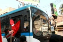 কৃষ্ণনগরের রাস্তায় বাস থামিয়ে দিচ্ছেন ধর্মঘটীরা, দেখুন ভিডিও কৃষ্ণনগরের রাস্তায় বাস থামিয়ে দিচ্ছেন ধর্মঘটীরা, দেখুন ভিডিও