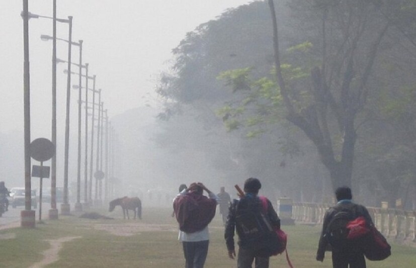 • হাওয়া অফিসের তরফে জানা গিয়েছে, আজ কলকাতার সর্বনিম্ন তাপমাত্রা ১২.৬ ডিগ্রি ৷ যা স্বাভাবিকের থেকে ১ ডিগ্রি কম ৷ এই নিয়ে টানা ১৫ দিন তাপমাত্রা রয়েছে স্বাভাবিকের নীচে ৷