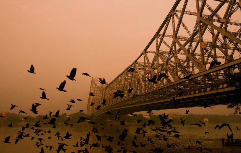 • তবে সপ্তাহ শেষে বদলে যেতে পারে এই পরিস্থিতি ৷ কারণ শনিবার আন্দামান সাগরে নিম্নচাপ ঘনীভূত হওয়ার সম্ভাবনা রয়েছে বলে জানিয়েছে আলিপুর ৷