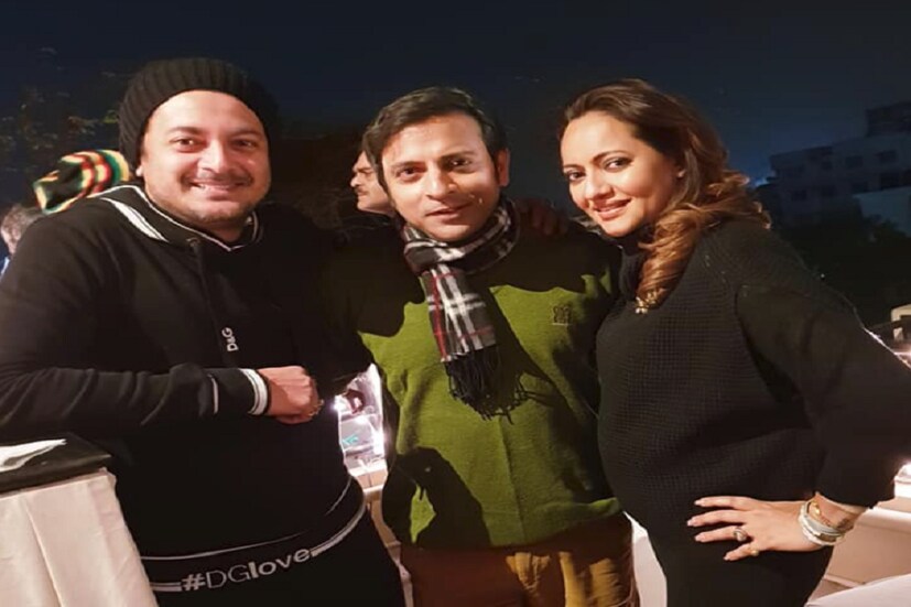 রাতের পার্টিতে হাজির স্বস্ত্রীক যিশু সেনগুপ্ত ৷ Photo Courtesy: Facebook: Joy Sengupta