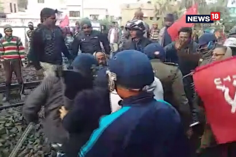 বর্ধমান- ধর্মঘটে অশান্তির ছবি ৷ বর্ধমান শহরে বামেদের মিছিল ৷ কার্জন গেটে ধর্মঘটী-পুলিশ ধস্তাধস্তি ৷ জোর করে গাড়ি থামিয়েছেন ধর্মঘটীরা ৷ গাড়ির হাওয়া খুলে দেন তারা ৷ মেমারিতে অবরোধে ব্যাহত ট্রেন চলাচল ৷