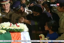 বাবা ফিরবে না আর কোনওদিন, কফিনবন্দি দেহের সামনে দাঁড়িয়ে শেষ শ্রদ্ধা বাবলু সাঁতরার কন্যার বাবা ফিরবে না আর কোনওদিন, কফিনবন্দি দেহের সামনে দাঁড়িয়ে শেষ শ্রদ্ধা বাবলু সাঁতরার কন্যার